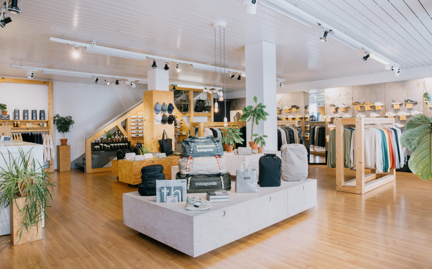 ROLLING ROCK SHOP
SELECTED STREETWEAR
AARAU ALTSTADT
KOMM MIT DEN HÄNDEN SCHAUEN!
WIR SIND GERNE IN DREIDIMENSIONALER FORM FÜR DICH DA:
MI / DO / FR 12:45 – 18:30 UHR
SA 10:00 – 17:00 UHR
GEGEN VORANMELDUNG BEDIENEN WIR DICH AUCH AUSSERHALB DIESER ÖFFNUNGSZEITEN.