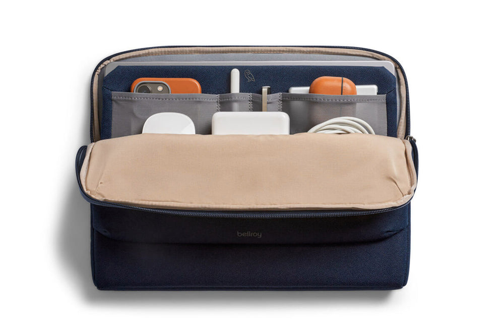 
                      
                        Bellroy Laptop Sleeve Caddy 14 Zoll blue navy
                      
                    