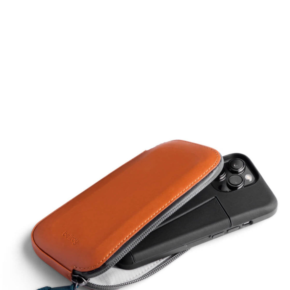 
                      
                        Bellroy Phone Pocket All-Conditions brown bronze
                      
                    