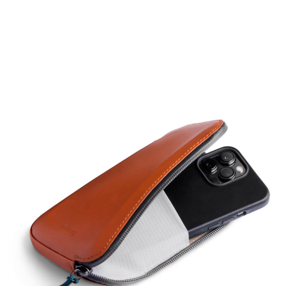 
                      
                        Bellroy Phone Pocket Plus All-Conditions brown bronze
                      
                    