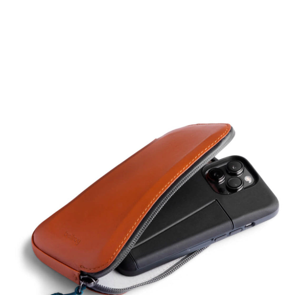 
                      
                        Bellroy Phone Pocket Plus All-Conditions brown bronze
                      
                    