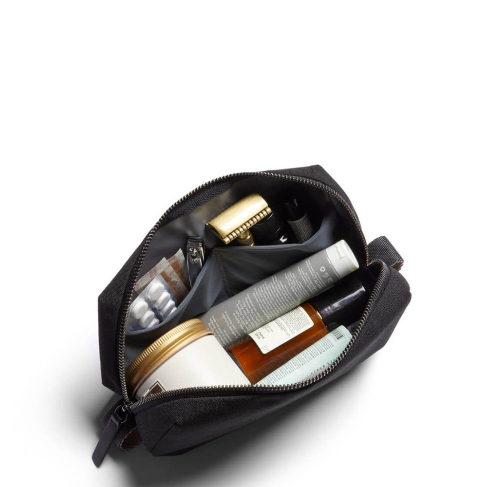 
                      
                        Bellroy Washbag Dopp Kit black
                      
                    