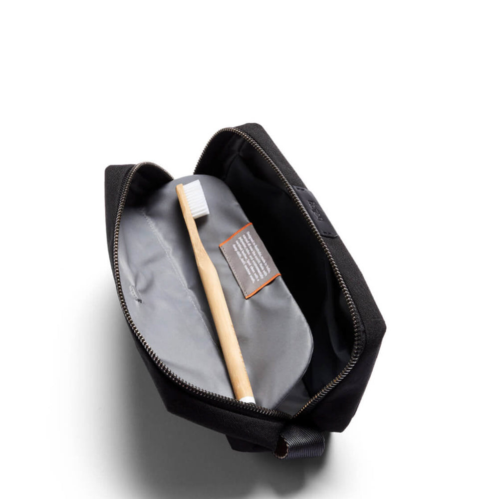 
                      
                        Bellroy Washbag Dopp Kit black
                      
                    