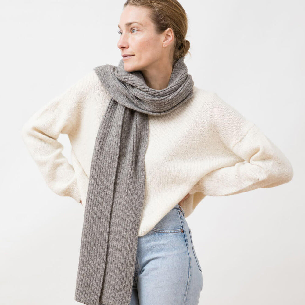 
                      
                        Jungle Folk Scarf Lobo grey undyed
                      
                    