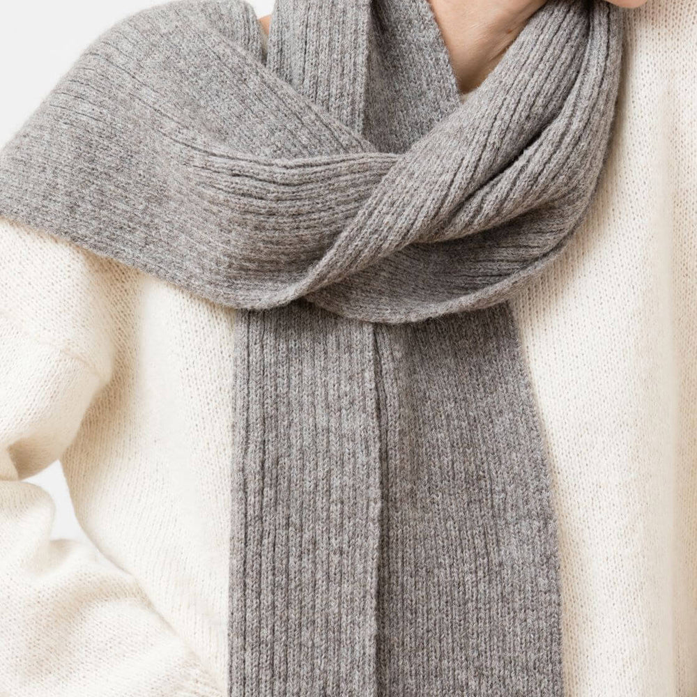 
                      
                        Jungle Folk Scarf Lobo grey undyed
                      
                    
