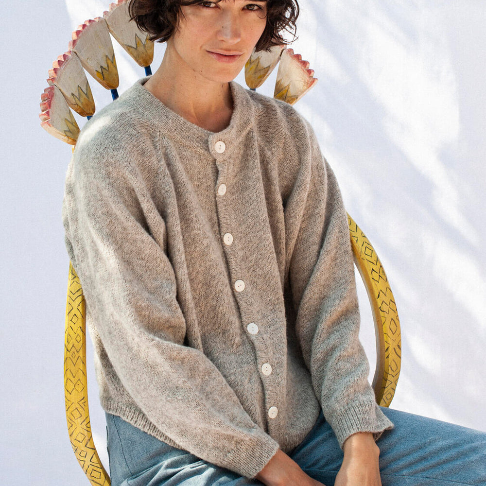 
                      
                        Jungle Folk W Cardigan Dolores grey light undyed
                      
                    
