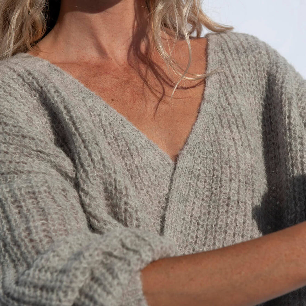 
                      
                        Jungle Folk W Cardigan Vega grey light undyed
                      
                    