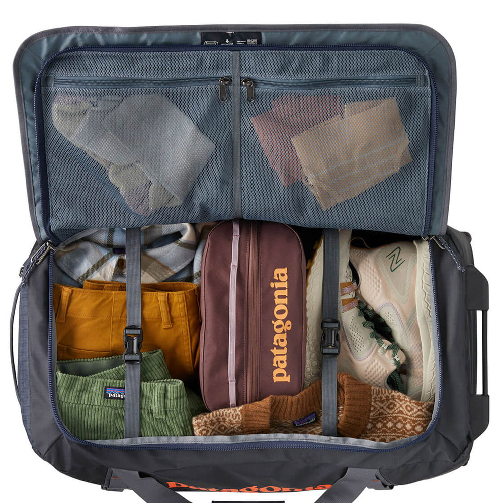 
                      
                        Patagonia Duffel Wheeled MD Black Hole purple dulse mauve
                      
                    