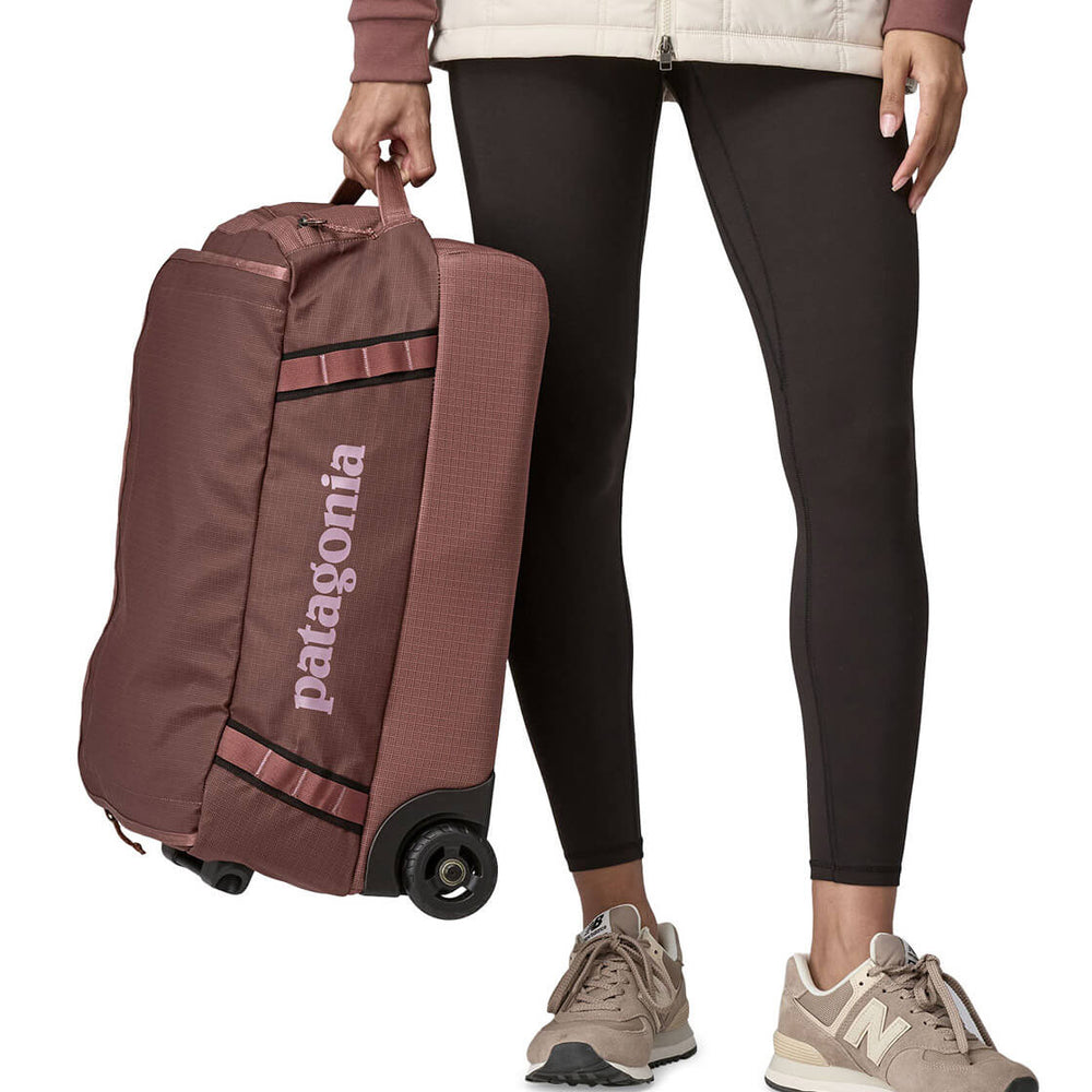 
                      
                        Patagonia Duffel Wheeled SM Black Hole purple dulse mauve
                      
                    