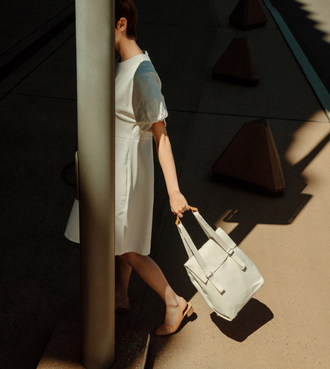 Qwstion Bag Flap Tote Small white natural – ROLLING ROCK SHOP