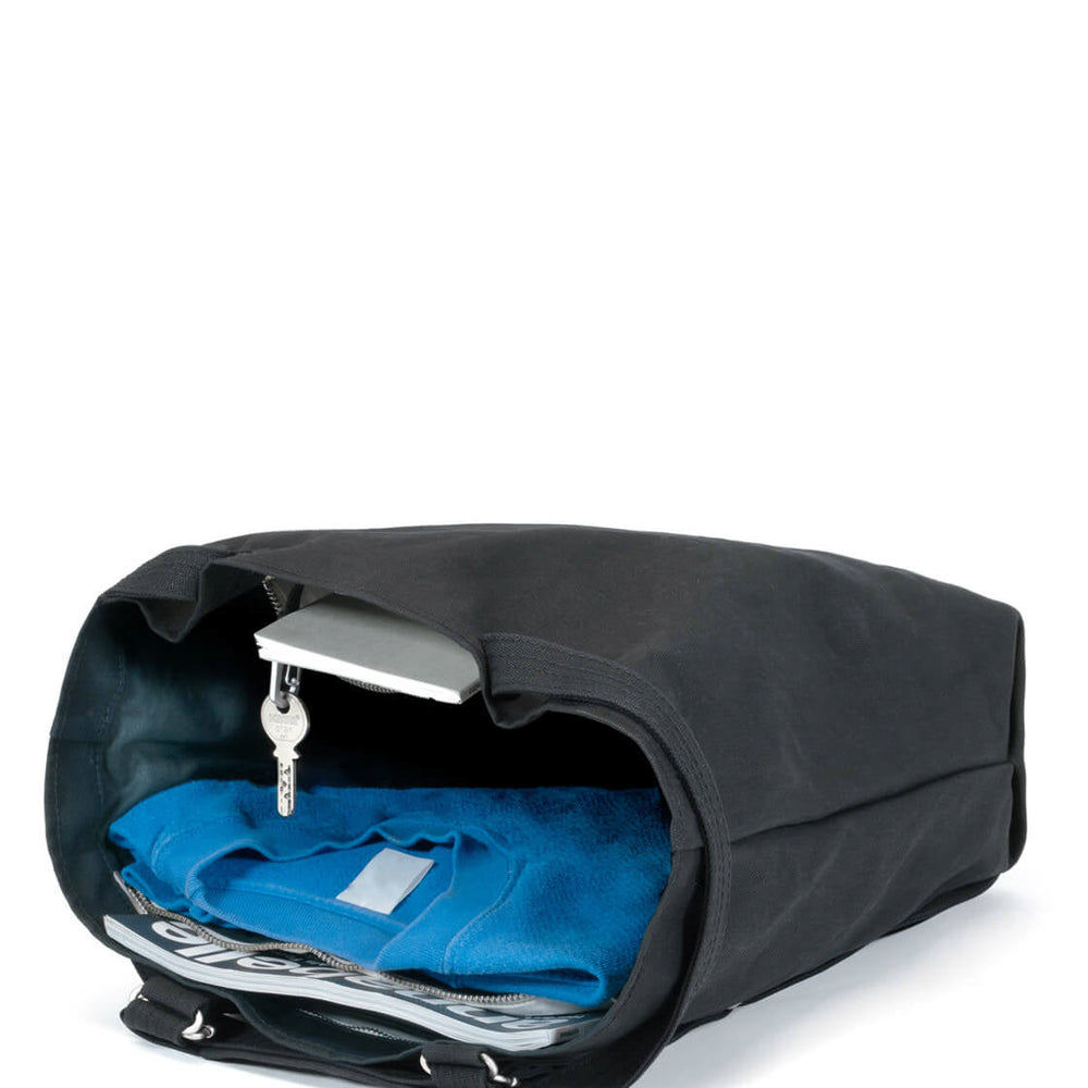 
                      
                        Qwstion Bananatex Tote MD all black/black
                      
                    