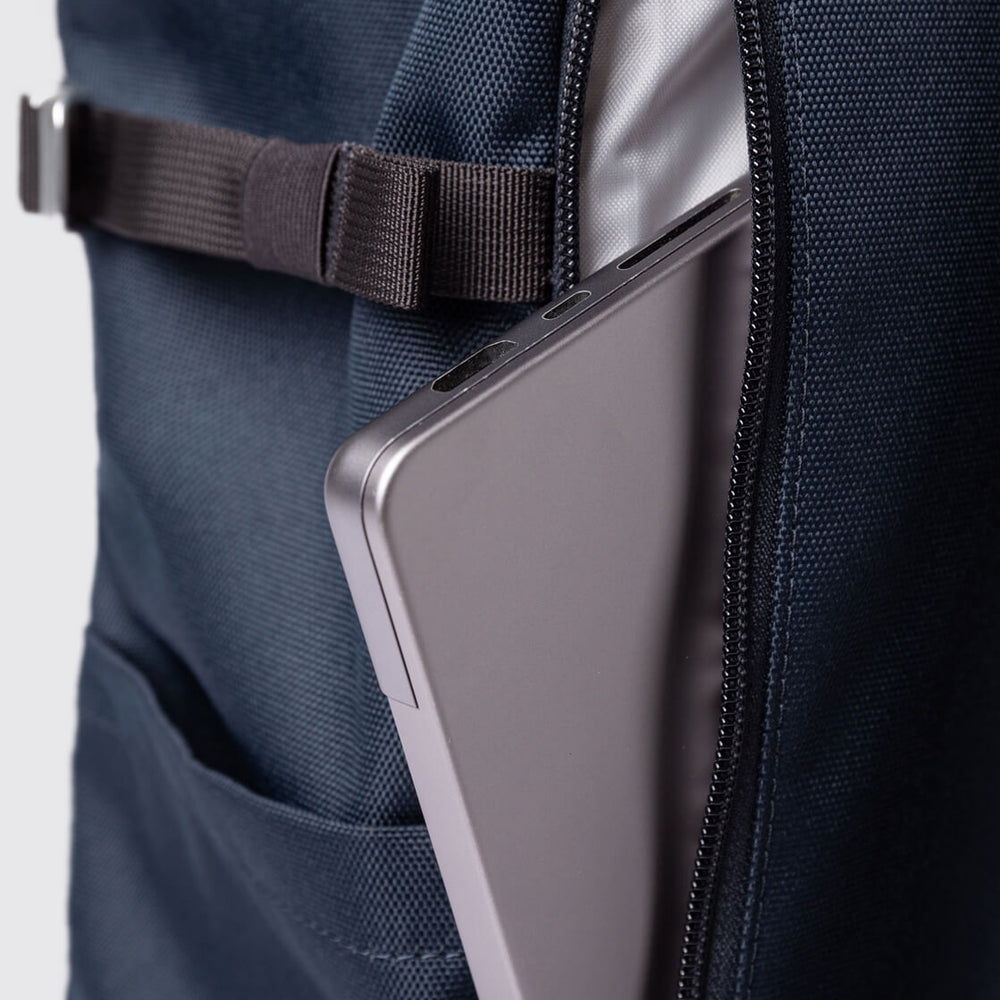 
                      
                        Sandqvist Backpack Rolltop L Icon blue navy with black leather
                      
                    