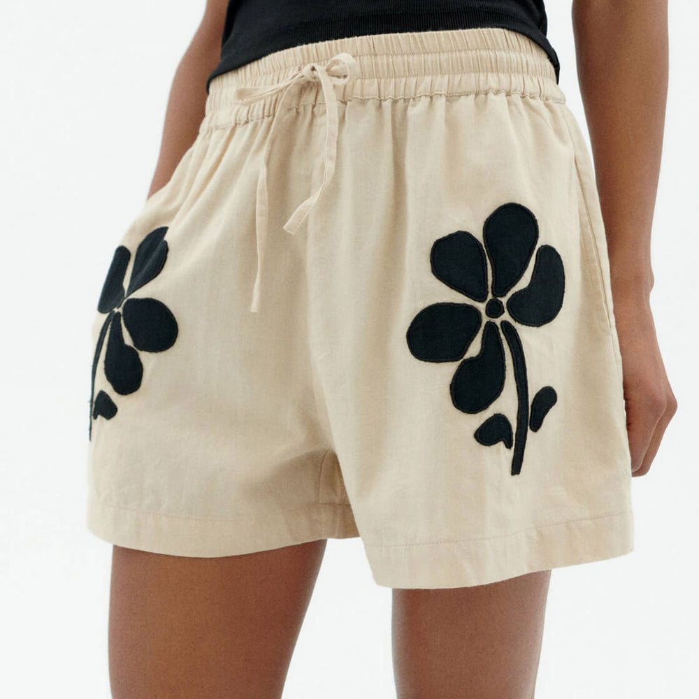 
                      
                        Thinking Mu W Shorts Geranio beige marygold
                      
                    