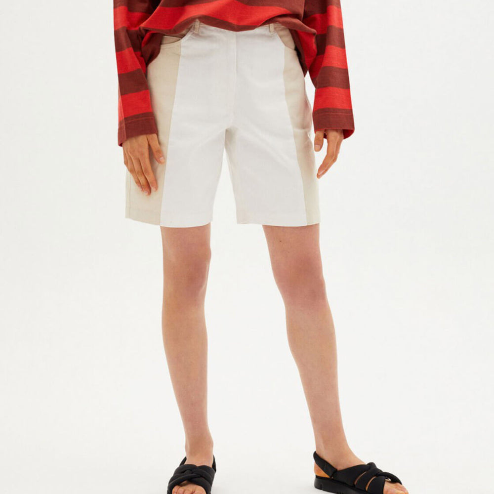 
                      
                        Thinking Mu W Shorts Jasmine beige patched
                      
                    
