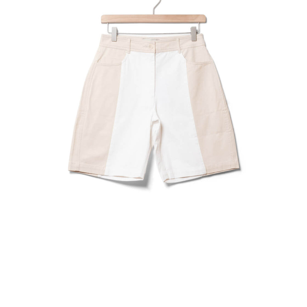 
                      
                        Thinking Mu W Shorts Jasmine beige patched
                      
                    