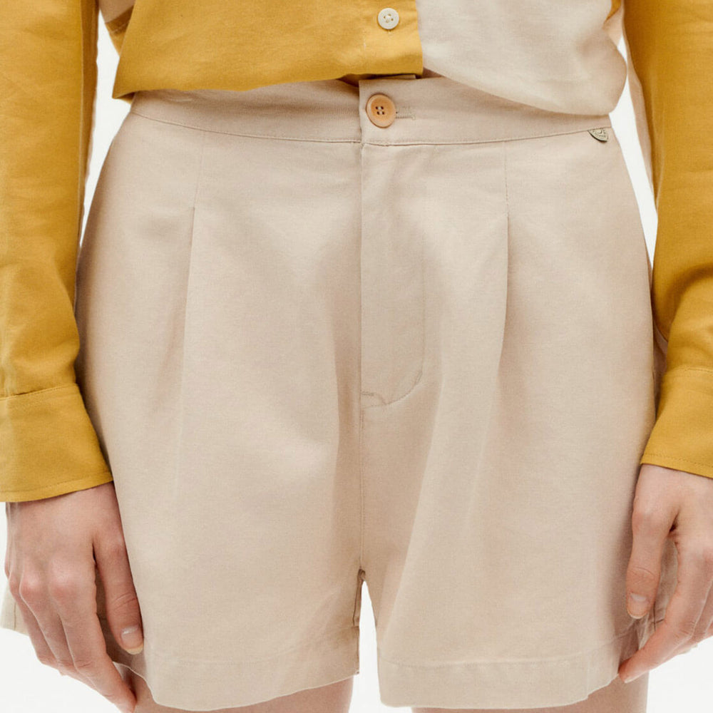 
                      
                        Thinking Mu W Shorts Narciso Hemp beige pearl
                      
                    