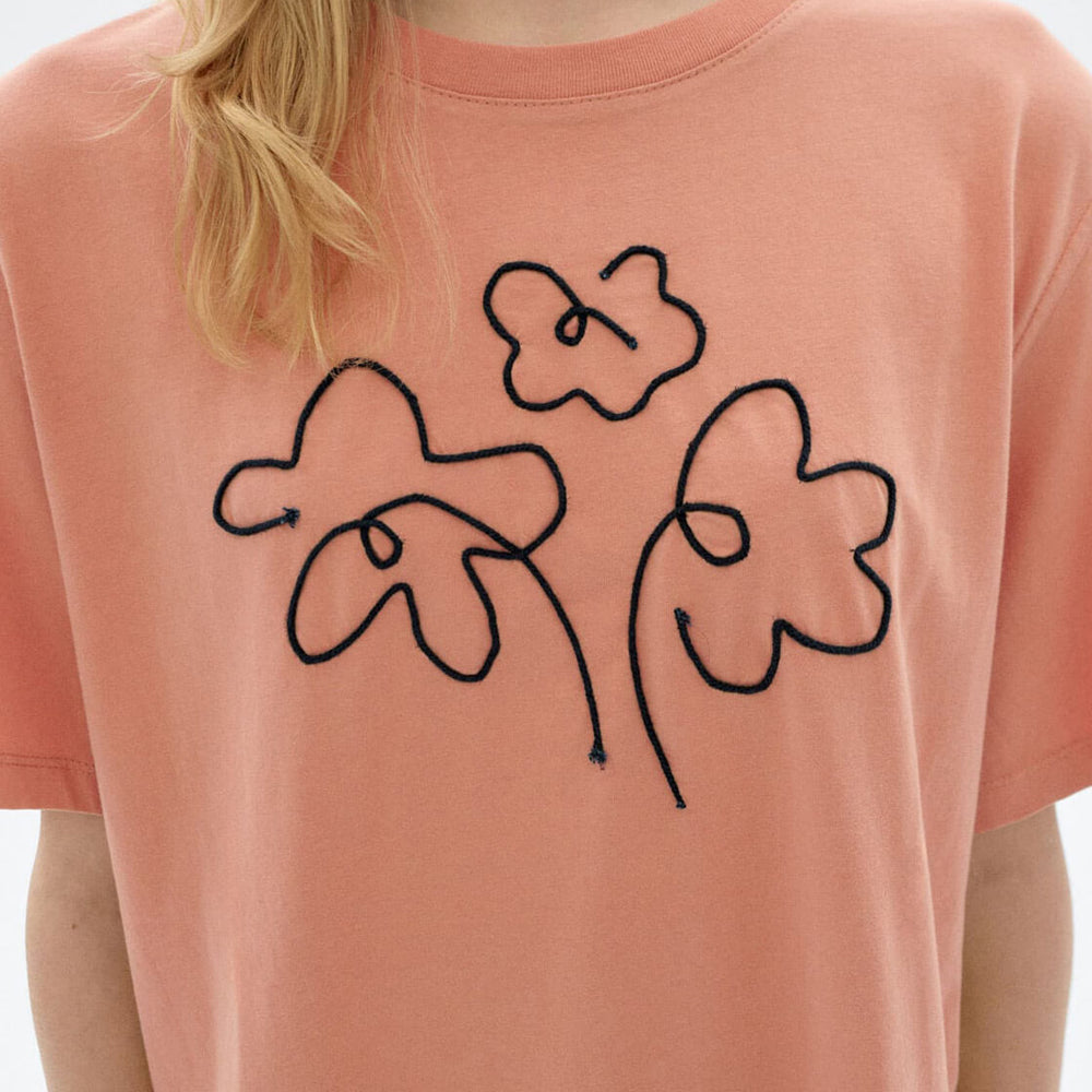 
                      
                        Thinking Mu W T-Shirt Lucia pink flower rope
                      
                    